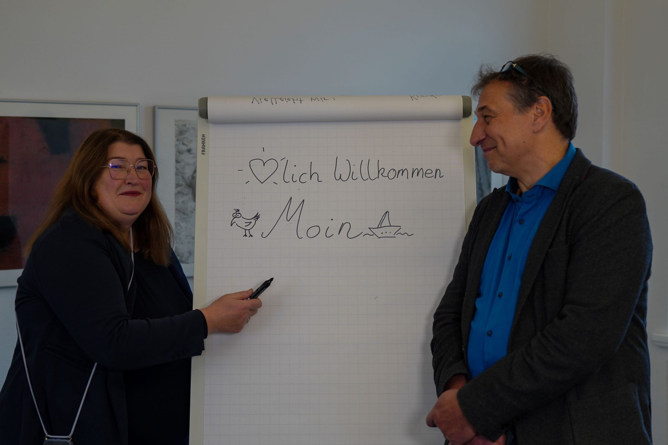 homas und Anja stehen am Flipchart